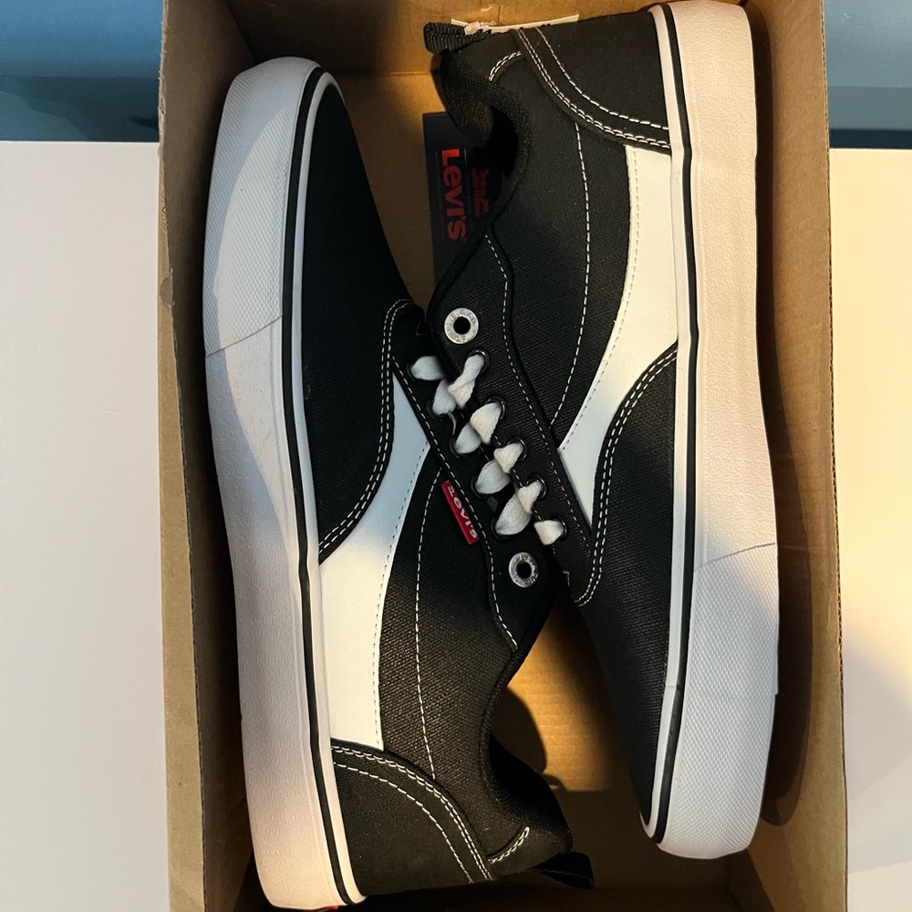 NEW Men’s Levi’s Black Sneakers (Size 9)